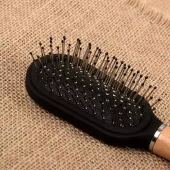 Расчёска массажная с деревянной ручкой, 4,8 × 18,5 см, цвет «светлое дерево»