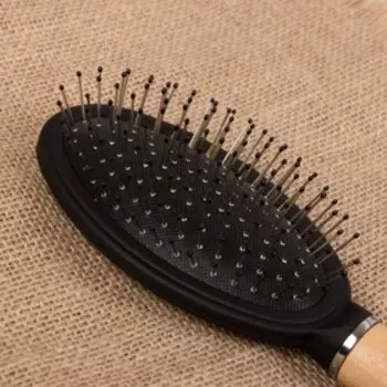 Расчёска массажная с деревянной ручкой, 7 × 23,5 см, цвет «светлое дерево»