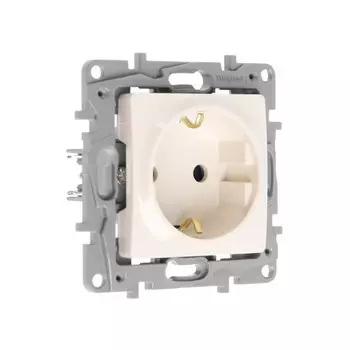 Розетка Legrand Etika, 16 А, одноместная, скрытая, с з/к, со шторками, слоновая кость