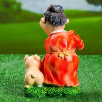 Садовая фигура "Бабка с поросенком" красно-желтая, 30х21см