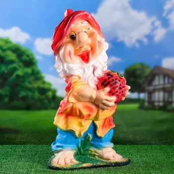 Садовая фигура из гипса «Гном с клубникой» красный, 203065 см