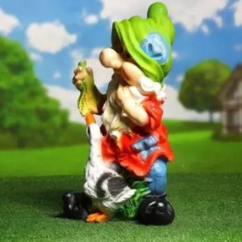 Садовая фигура из полистоуна «Гном с уткой», 491824 см