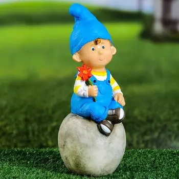Садовая фигура из полистоуна «Мальчик на шаре», 111025 см