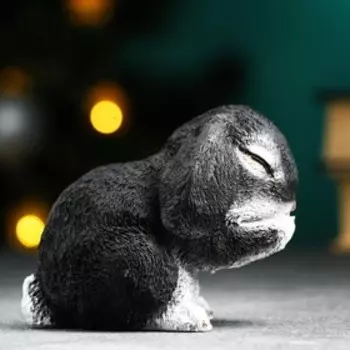 Фигура "Зайка ест" черный, 8х11х8см
