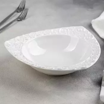 Салатник фарфоровый Magistro «Роза Бланш», 600 мл, d=23 см, цвет белый