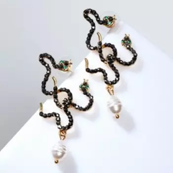 Серьги ассорти "Змеи" изогнутые с бусиной, цвет чёрно-белый в золоте