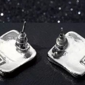 Серьги из металла "Мятый квадрат", цвет серебро