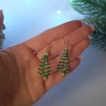 Серьги висячие «Новогодние» ёлка, спираль, цвет зелёный в золоте