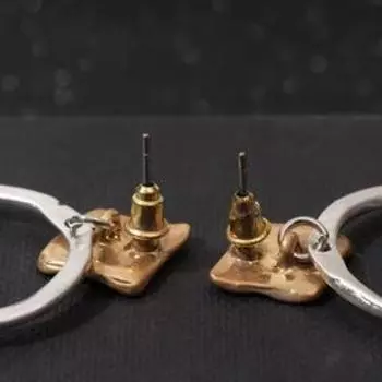 Серьги металл "Эмма" мятые квадраты, цвет серебряно-золотой