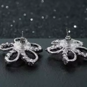 Серьги с жемчугом "Цветок" контур, цвет белый в серебре