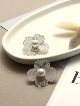 Серьги с жемчугом «Цветы» крупные, белые в серебре