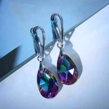 Серьги со стразами «Иллюзион» капля фиолетово-зелёные в серебре