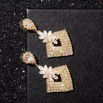 Серьги со стразами "Искорки" ромбики, цвет белый в золоте