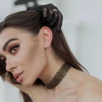 Серьги со стразами "Крест" дуги, цвет белый в золоте