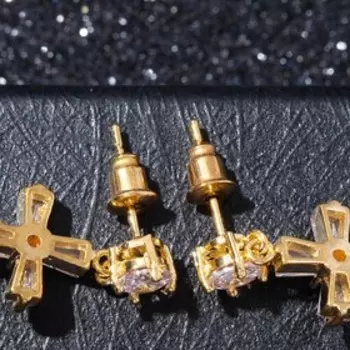 Серьги со стразами «Крестики искры» с пусетом, цвет белый в золоте