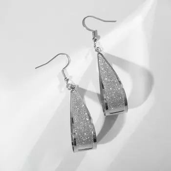 Серьги висячие "Волна" дуга, цвет белый в серебре, 7см