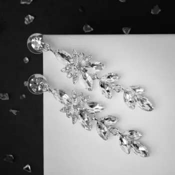 Серьги висячие со стразами «Ажур» весеннее настроение, цвет белый в серебре, 7 см