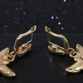 Серьги висячие со стразами "Бабочка на цветке", цвет белый в золоте