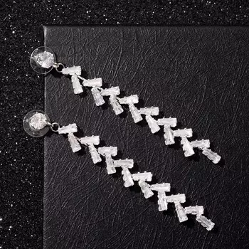 Серьги висячие со стразами "Искорки" лесенка, цвет белый в серебре