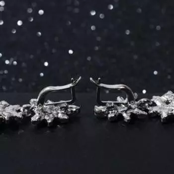 Серьги висячие со стразами «Вечерние» лепестки, цвет розовый в серебре, 8 см