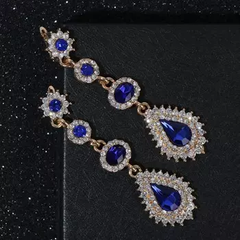 Серьги висячие со стразами «Вечерние» мадам, цвет бело-синий в золоте, 7 см