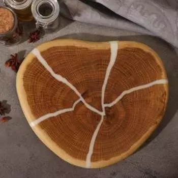 Сервировочная доска для подачи дубовая "Сердечко" эпоксидная смола, D=27 см, толщина 2 см