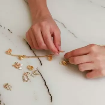 Шарм "Кролик", цвет бело-розовый в золоте