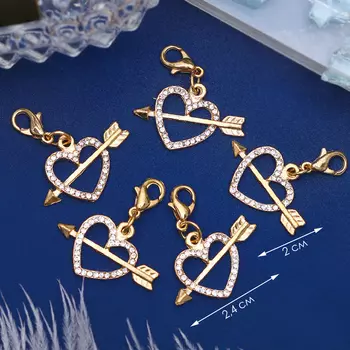 Шарм для браслета на карабине «Сердце амура», белый в золоте