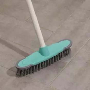 Щётка для подметания пола с силиконовыми отбойниками Доляна, окрашенный металлический черенок, 276126 см, МИКС