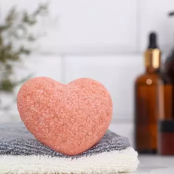 Бомбочка для ванны "Сердце" с ароматом клубники, красная