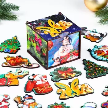 Шкатулка деревянная с игрушками 22 шт 10х10х7,5 см