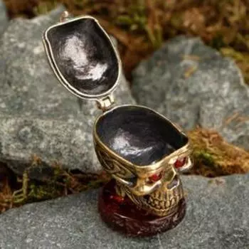 Шкатулка из латуни и янтаря "Череп"