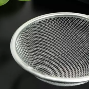 Сито для просеивания с ручкой Доляна «Хозяюшка», d=10 см, зелёное