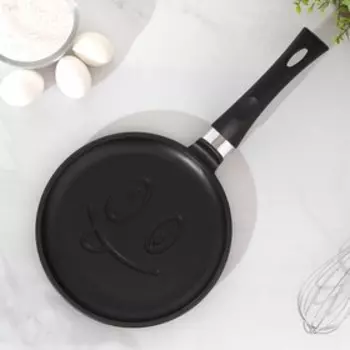 Сковорода блинная «Литая. Улыбка», d=22 см, пластиковая ручка, антипригарное покрытие, цвет чёрный