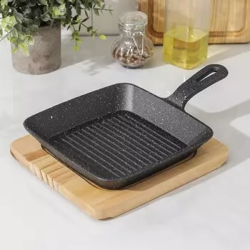 Сковорода «Гриль. Квадрат», 19×6 см, на деревянной подставке