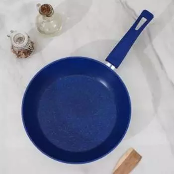 Сковорода кованая Доляна «Свиристель», d=26 см, пластиковая ручка, стеклянная крышка, индукция, антипригарное покрытие, цвет белый