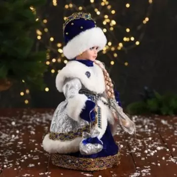 Снегурочка под ёлку «Зимнее волшебство. В меховом жилете с брошами» длинное платье, 30 см, серебристо-синий