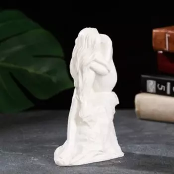Статуэтка "Девушка на скале" белый, 17 см