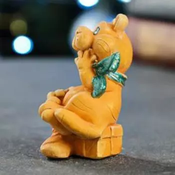 Статуэтка "Тигр с рождественским чулком" охра, 8х5х5см