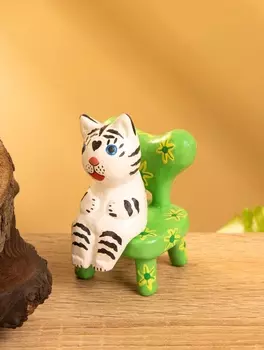 Сувенир «Белый тигренок на стуле», 45.57.5 см, дерево