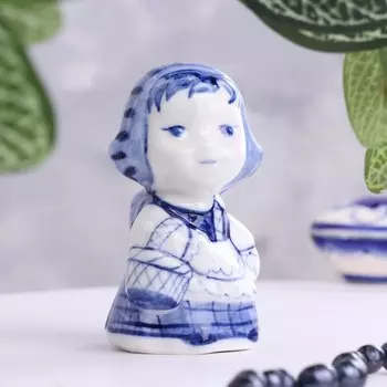 Сувенир "Девочка с красной шапочкой", h-9,5 см, фарфор