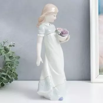 Сувенир "Девочка с розовым букетом" 15х11х30 см