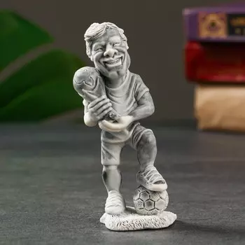 Сувенир "Футболист с кубком" 10см