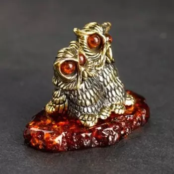 Сувенир из латуни и янтаря "Совушки. Вместе и навсегда" на камушке