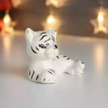 Сувенир керамика "Белый тигрёнок с цветочком на голове, лежит" с золотом 7,2х9,5х6,8 см