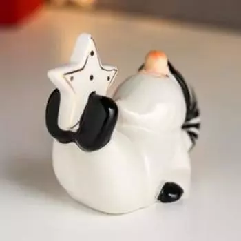 Сувенир керамика "Дедушка Мороз, чёрный полосатый колпак, большая звезда" 9,5х6,4х12,4 см