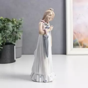 Сувенир керамика "Девушка в платье с бантом, с шляпкой и зонтом" цветной 16,8х6,6х7,5 см