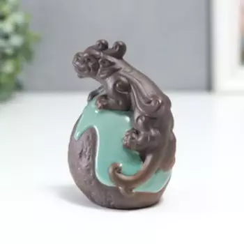Сувенир керамика "Дракон на жемчужине" голубая глазурь 8,5х6,3 см