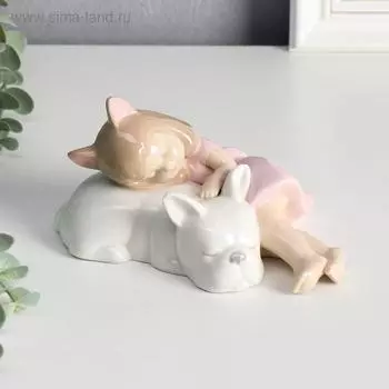 Сувенир керамика "Малышка в розовом платье спит на собаке" 8,5х11х11,5 см