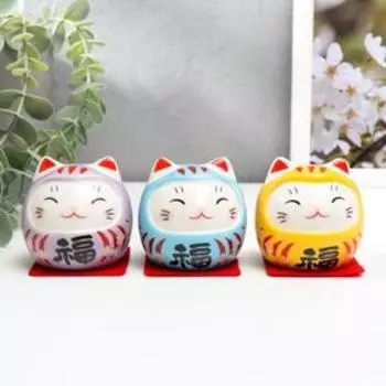 Сувенир керамика "Манэки-нэко в костюмчике на коврике" МИКС 5,2х5,5х5 см